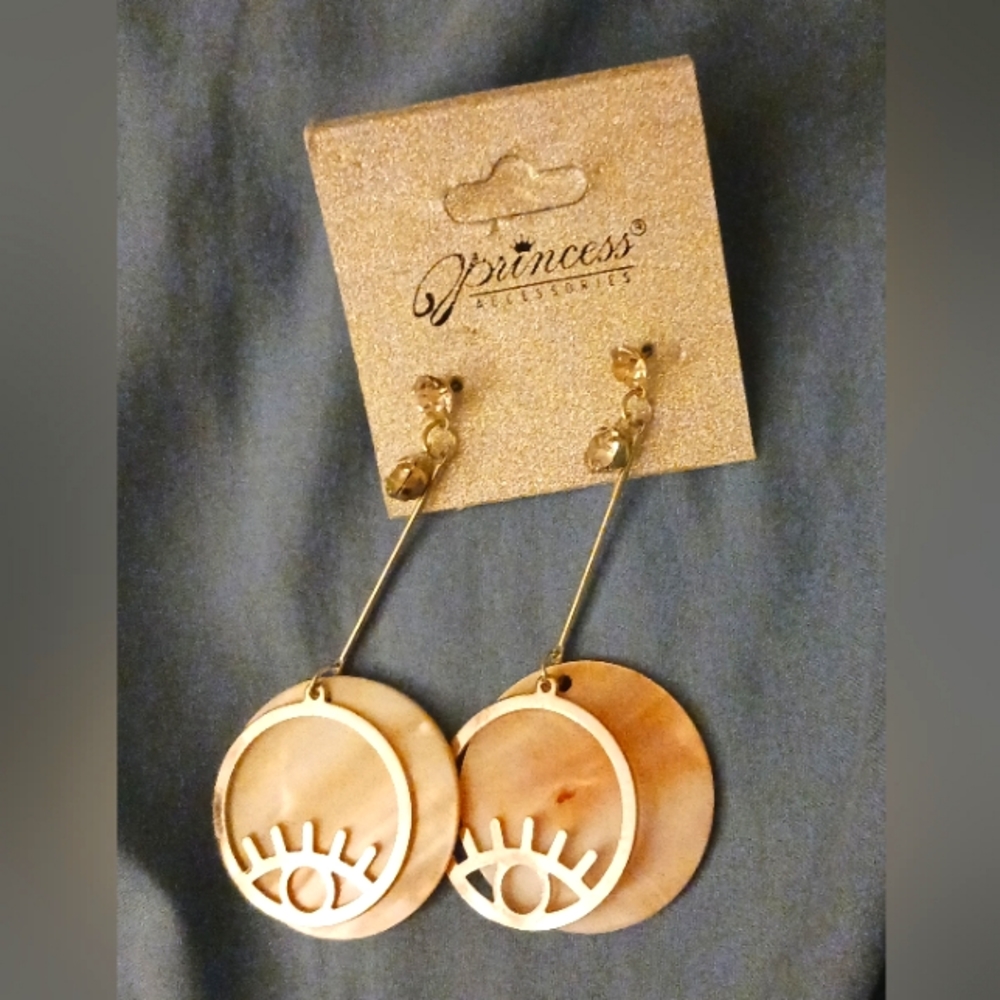 Mother of pearl eye dangle earrings